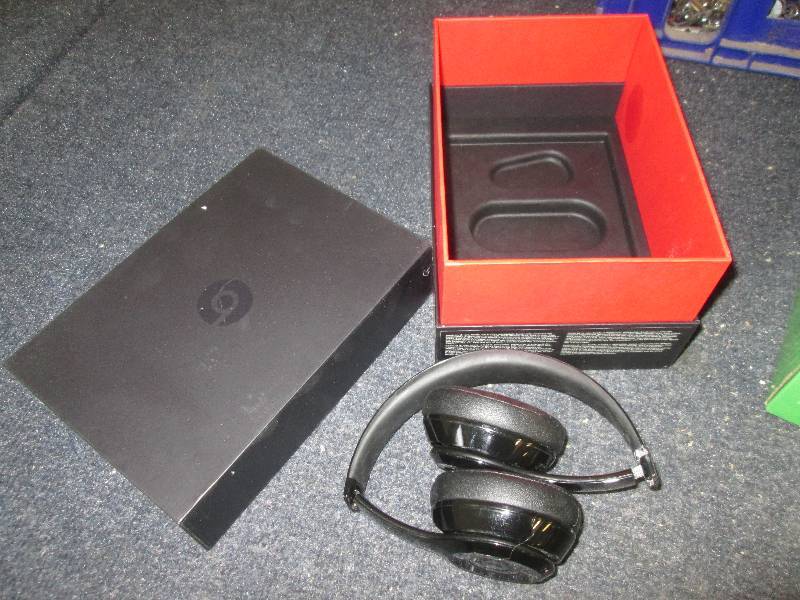 lot 100 image: beats solo3 wirelss headphone teste...