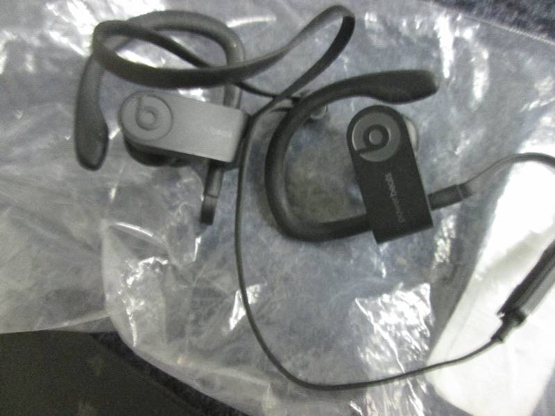 lot 175 image: beats powerbeats not powering up...