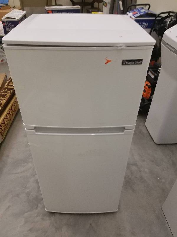 lot 85 image: 4.3 cu. ft. Mini Refrigerator in White