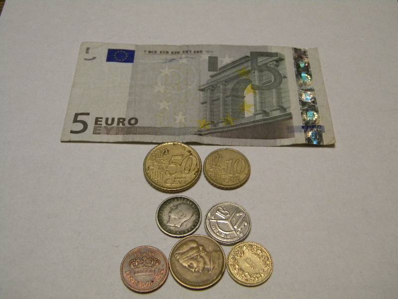 5 Euro Note & 7 Coins