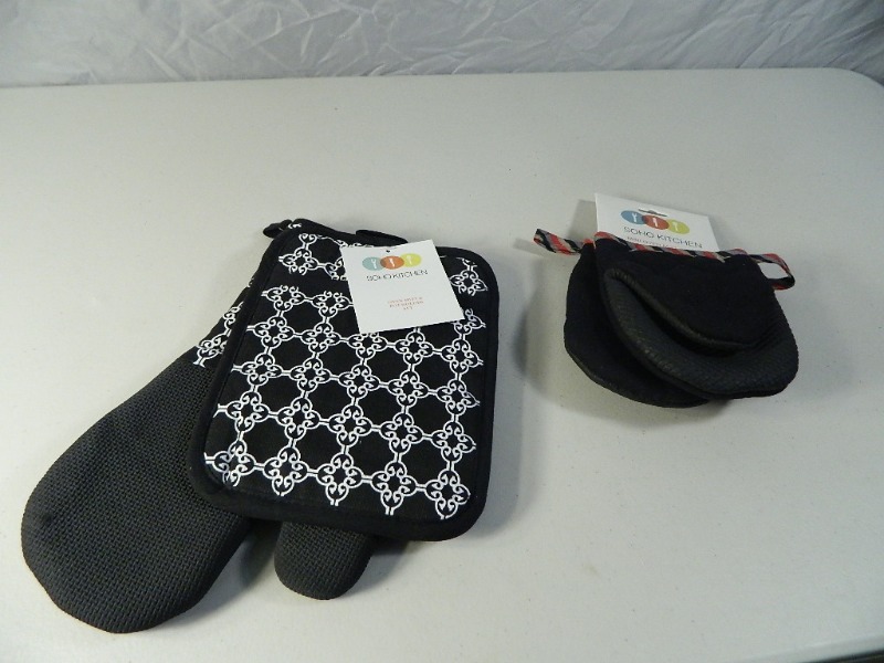 2 New Oven Mitt Sets