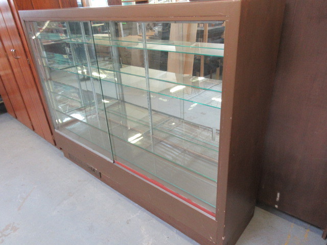 VINTAGE LIGHT UP DISPLAY CASE