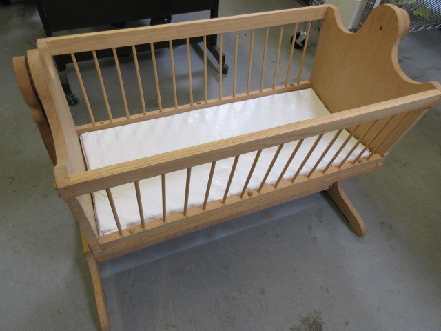 ROCKING CRADLE WITH BUILT IN STAND