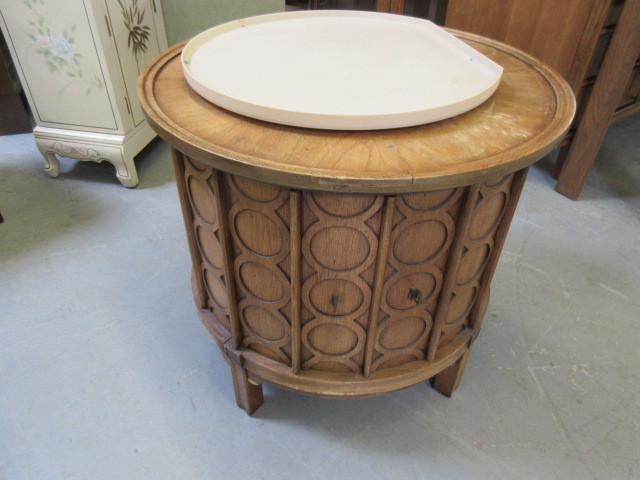 ROUND, MID-CENTURY MODERN END TABLE
