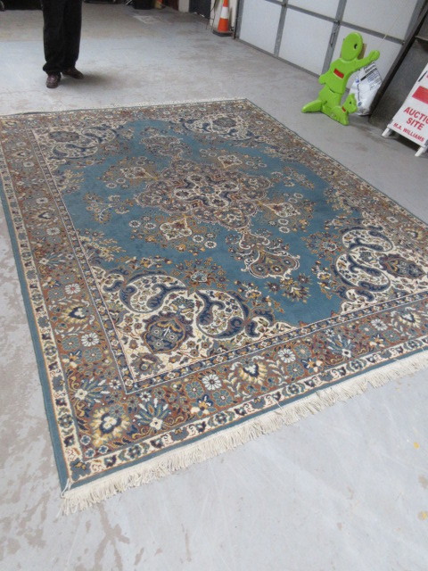 ROOM SIZE RUG WITH FRINGE