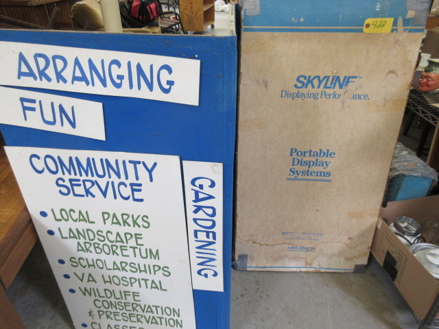 SKYLINE FREESTANDING OR TABLETOP DISPLAY