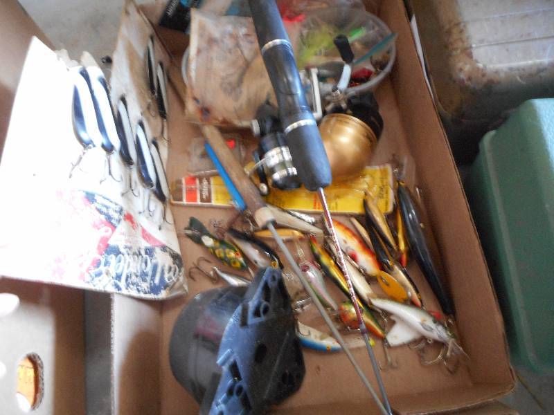 lot 11 image: Fishing Items
