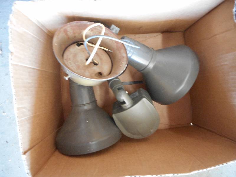 lot 12 image: Light Fixtures