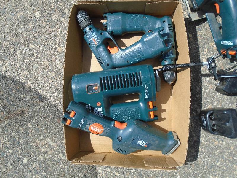 lot 9 image: Cordless Tool Set
