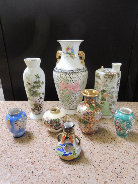 lot 512 image: ASIAN VASES