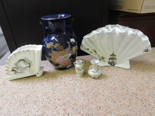 lot 513 image: ASIAN VASES