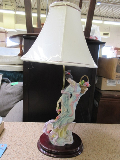 lot 516 image: ASIAN LAMP