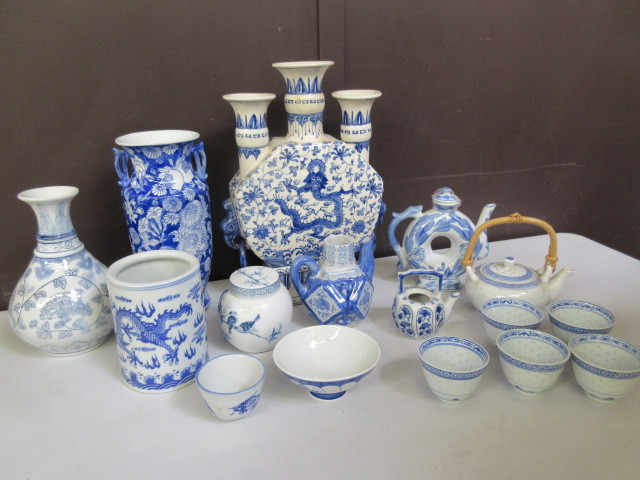 lot 521 image: ASIAN BLUE AND WHITE CERAMICS