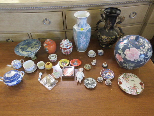 lot 524 image: ASIAN CERAMICS AND MORE