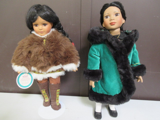 lot 528 image: NATIVE AMERICAN THEMED DOLLS