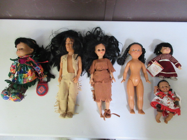 lot 530 image: NATIVE AMERICAN THEMED DOLLS