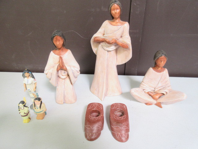 lot 532 image: NATIVE AMERICAN THEMED FIGURINES