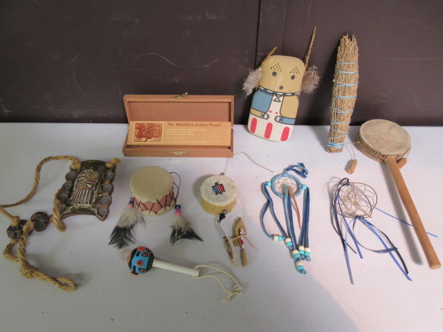 lot 539 image: NATIVE AMERICAN TRINKETS