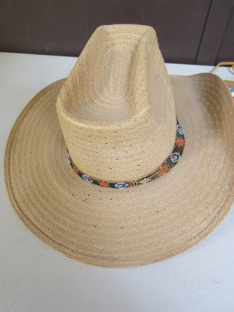 lot 558 image: STRAW HAT AND TRINKETS