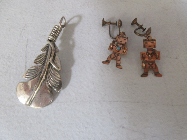 lot 561 image: STERLING SILVER AND COPPER JEWELRY