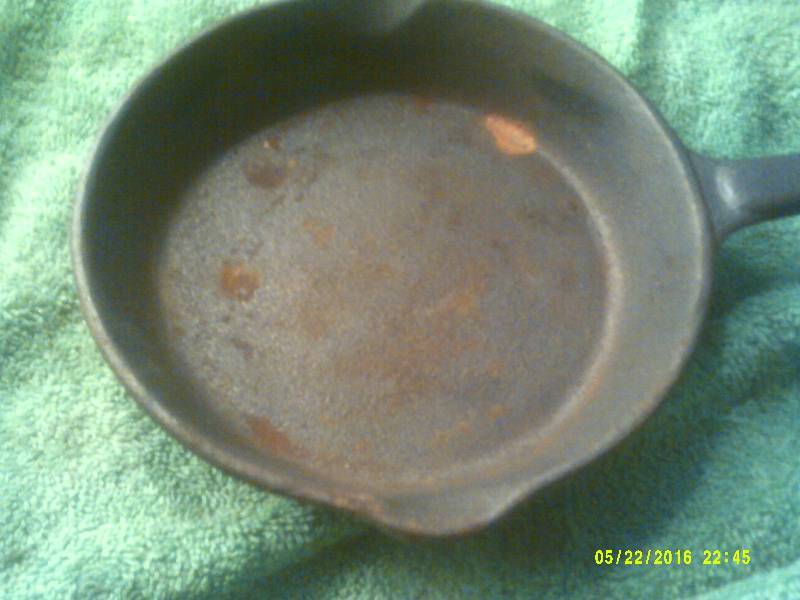 VINTAGE CAST IRON FRYING PAN