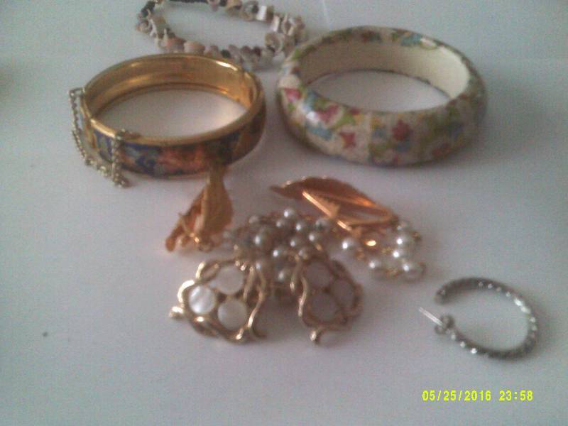 GOLD AND MULTI COLOR ED JEWLERY