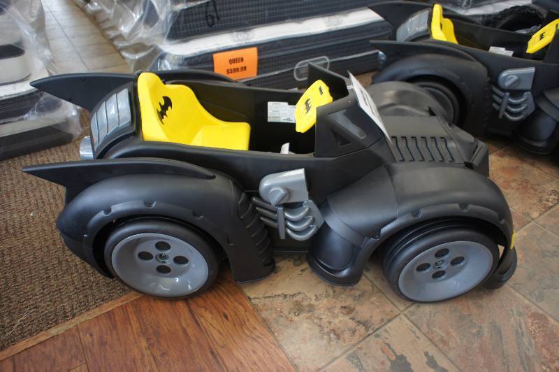 lot 19 image: BRAND NEW FULLY ASSEMBLED 6 Volt Batman ride on powerwheel