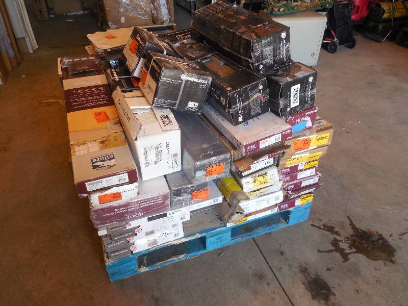 lot 17 image: PALLET LOT OF ASSORTED FLOORING