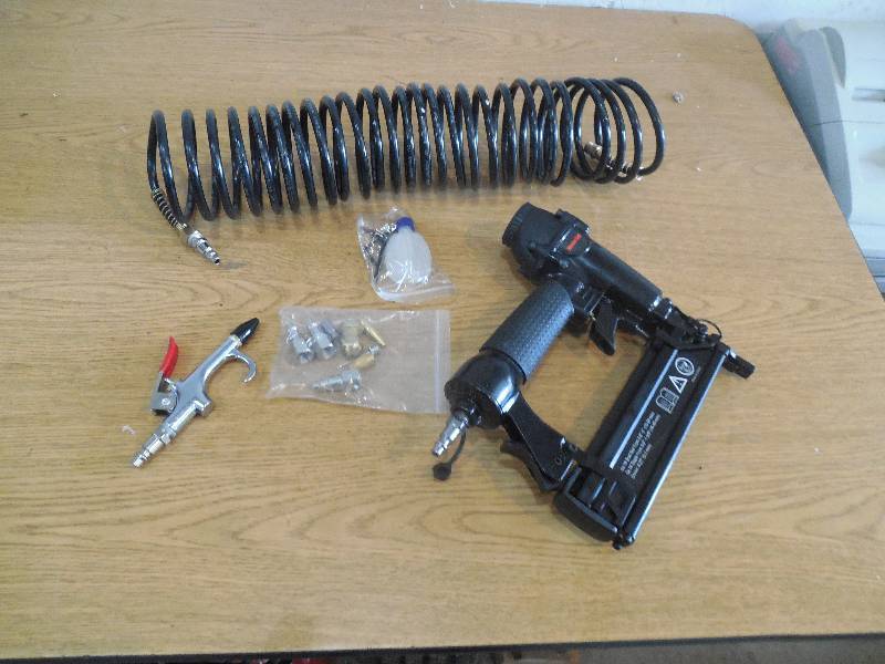 lot 37 image: MASTER CRAFT BRAID AIR NAILER & HOSE KIT