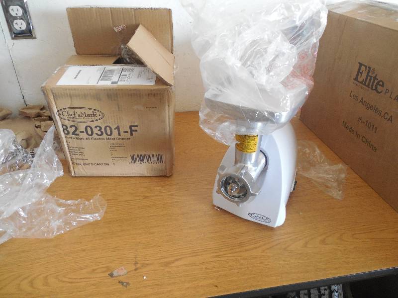 lot 70 image: Chefs Mark 500-Watt Electric Meat Grinder