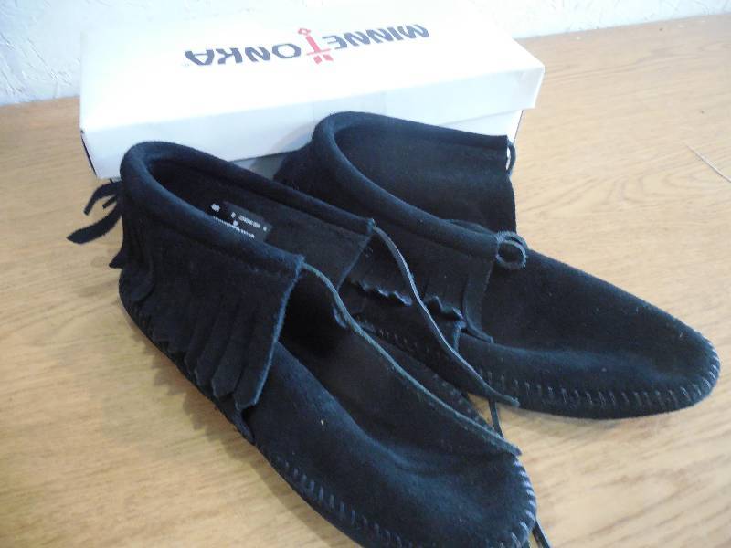lot 122 image: Minnetonka Womens Classic Fringed Bootie