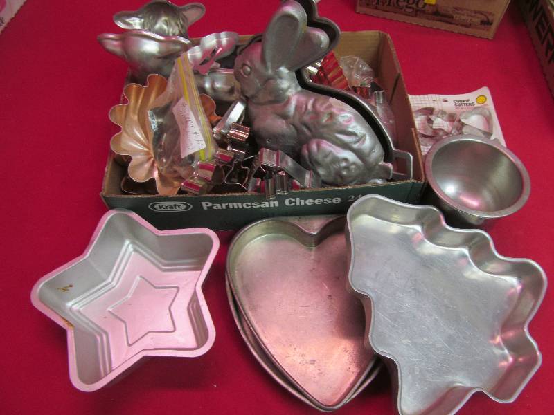 lot 6 image: vintage bakeware