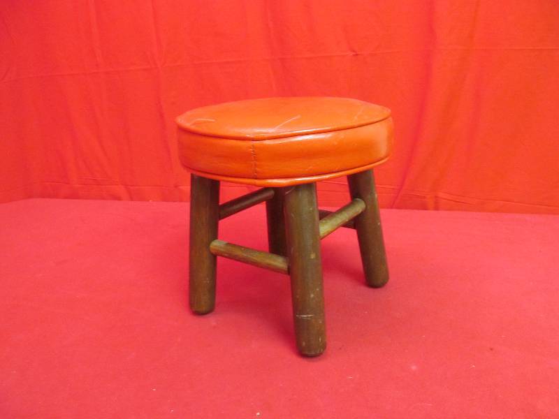 lot 13 image: foot stool