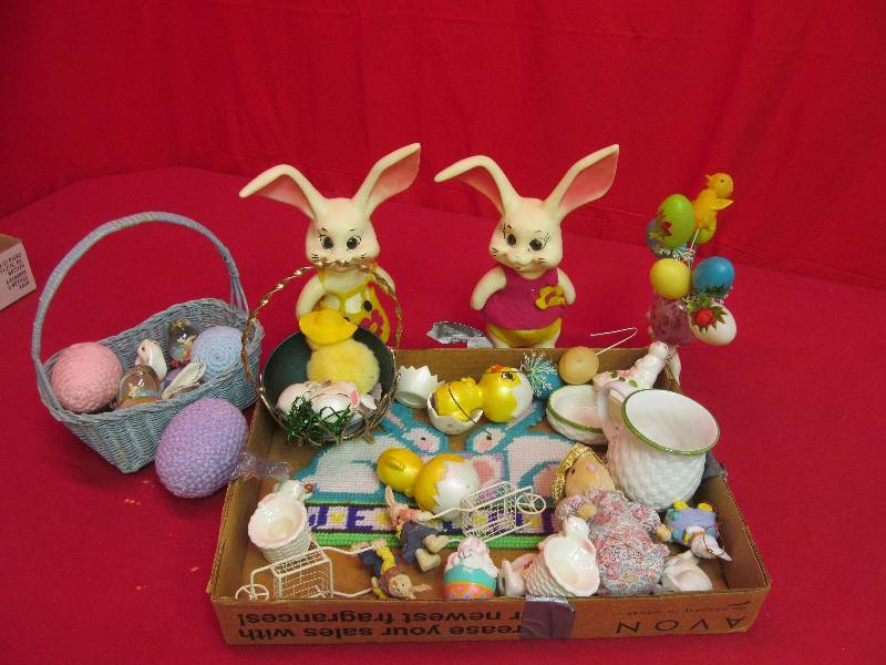 lot 18 image: Easter dcor