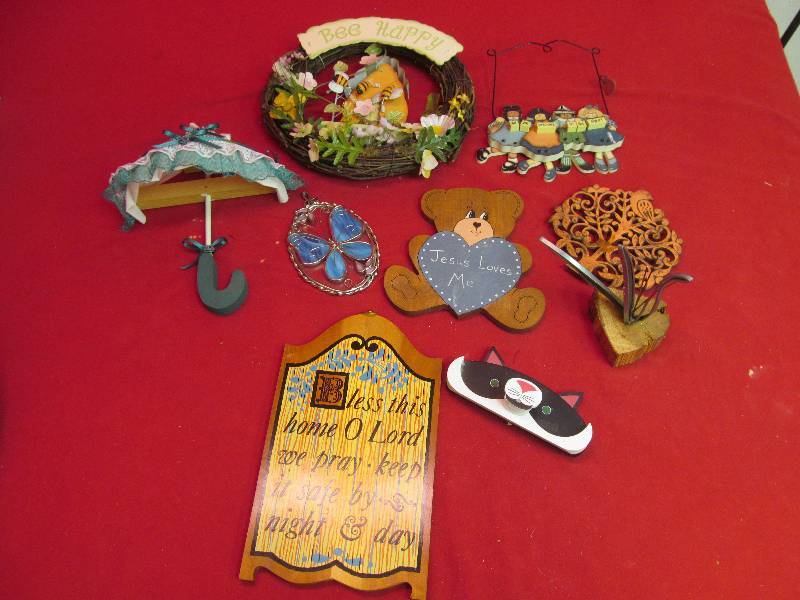 lot 32 image: wall dcor
