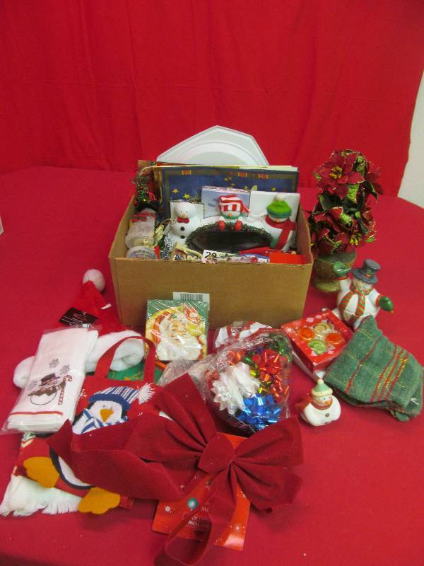 lot 42 image: holiday dcor