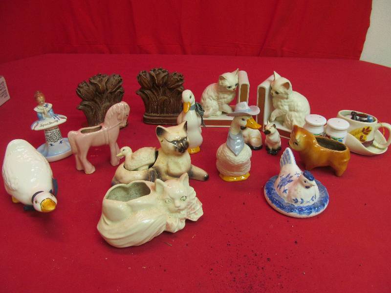 lot 46 image: figurines, book ends