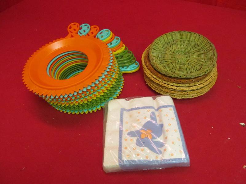 lot 58 image: paper plate holders