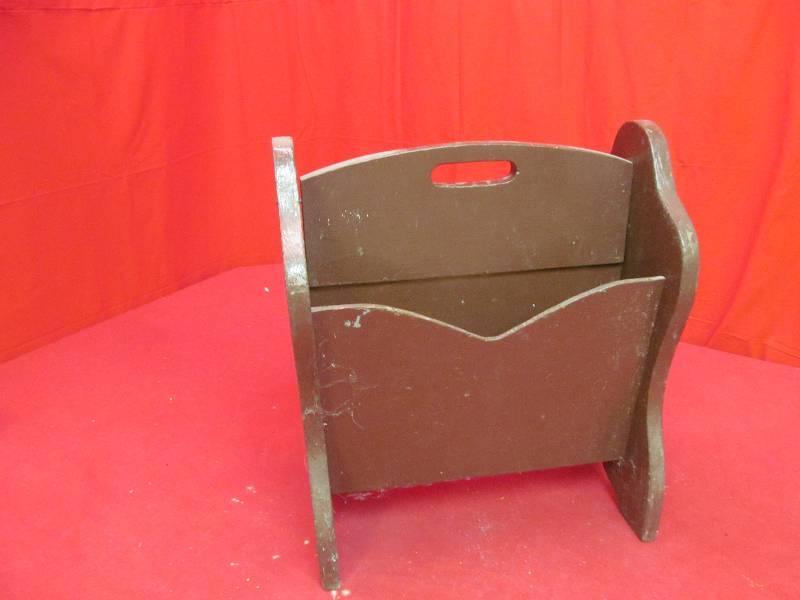 lot 66 image: magazine rack