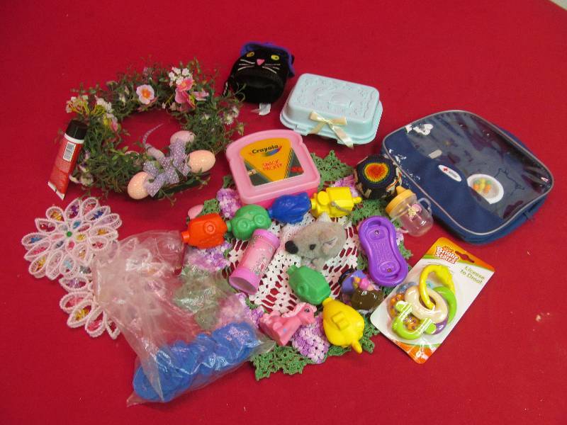 lot 73 image: Easter dcor