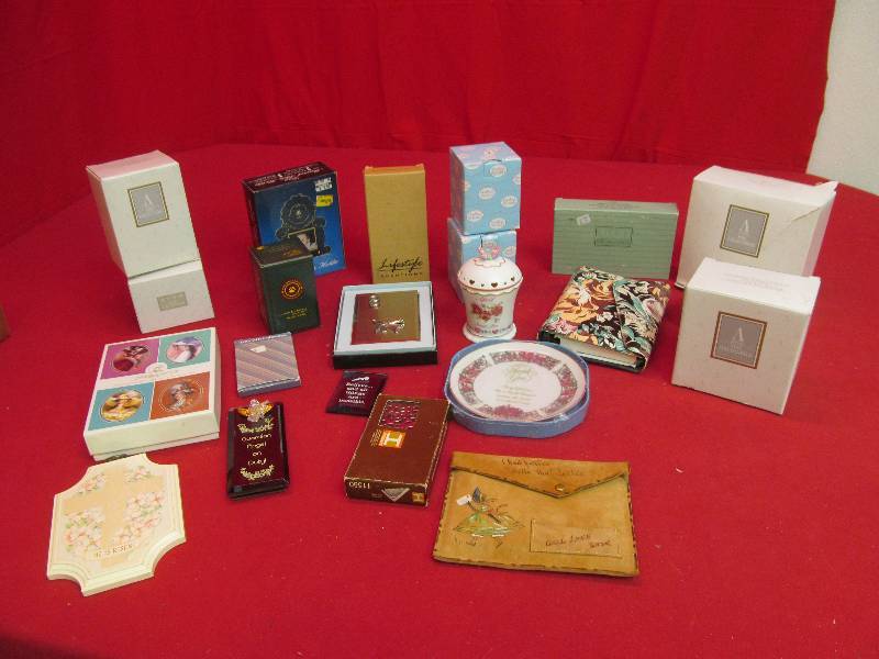 lot 79 image: Avon items