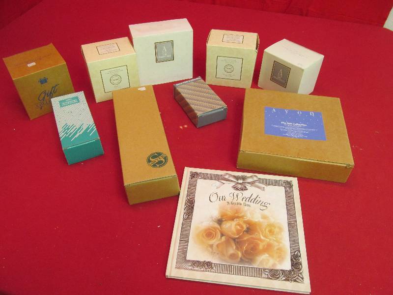 lot 84 image: Avon items