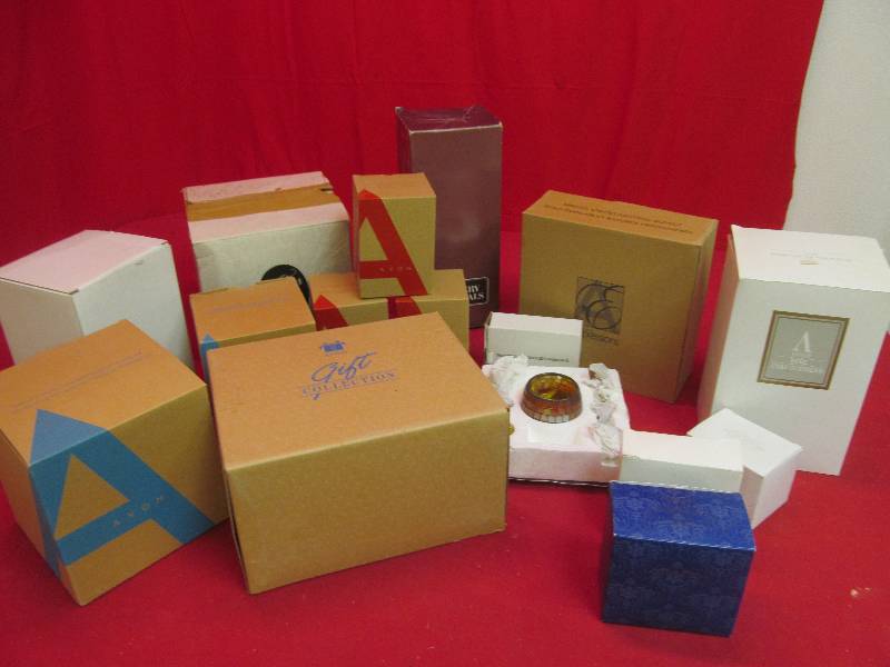 lot 88 image: Avon items