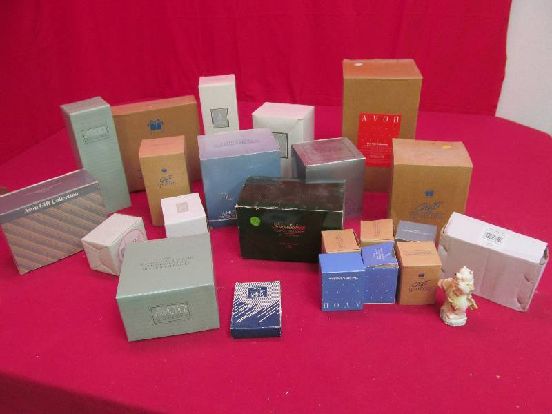 lot 91 image: Avon items