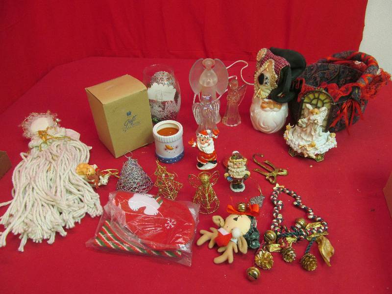 lot 109 image: Christmas dcor