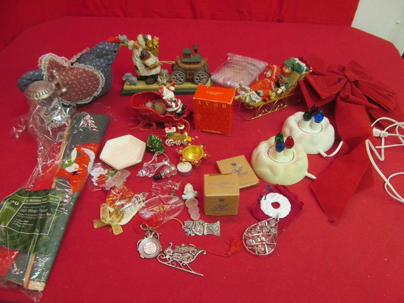 lot 111 image: Christmas dcor