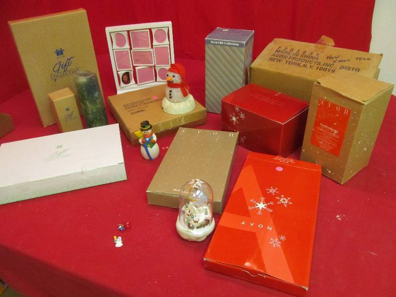 lot 114 image: holiday dcor