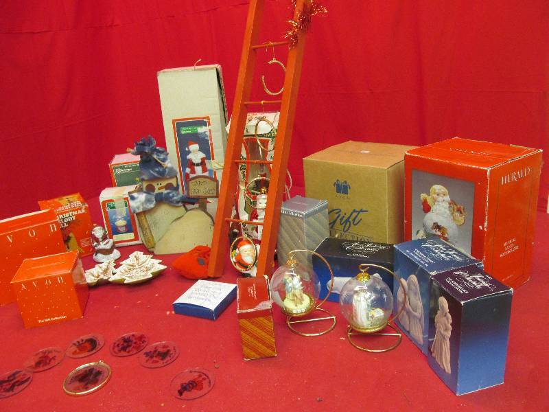 lot 115 image: Christmas dcor