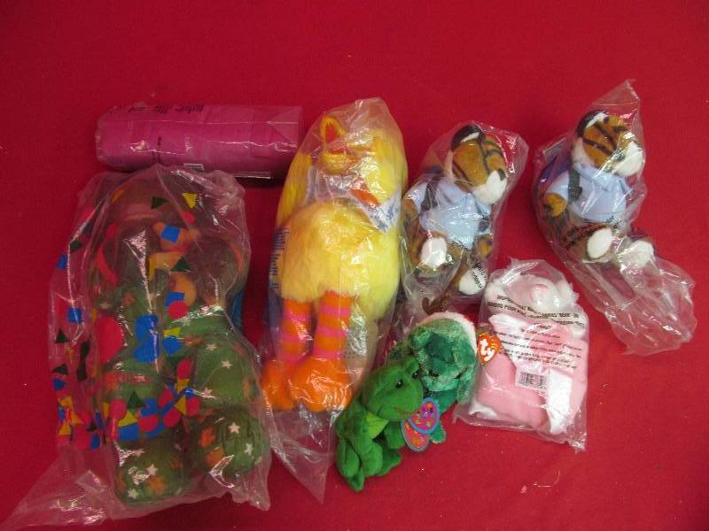 lot 121 image: stuffed animals