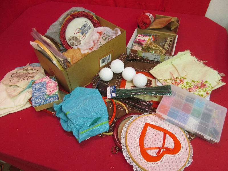 lot 122 image: craft sewing items